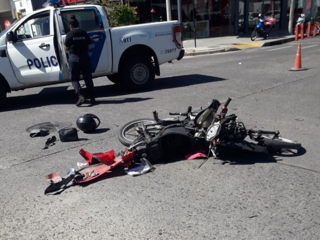 Una motocicleta con heridas de consideracin tras un choque